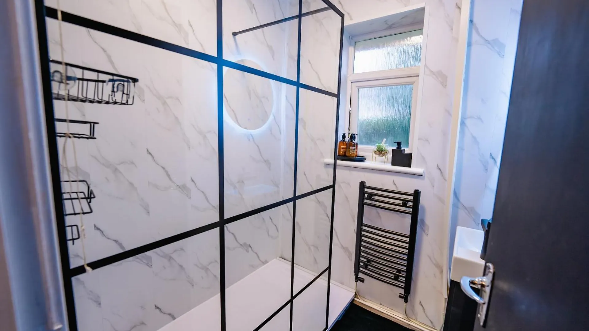 7 Beds - Spacious Apartment - Free Parking Cardiff