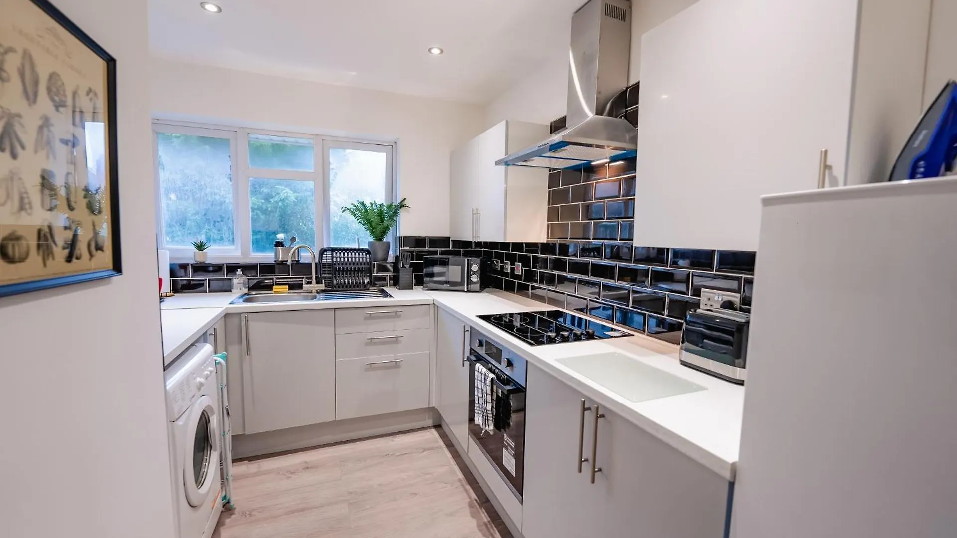 7 Beds - Spacious Apartment - Free Parking Cardiff