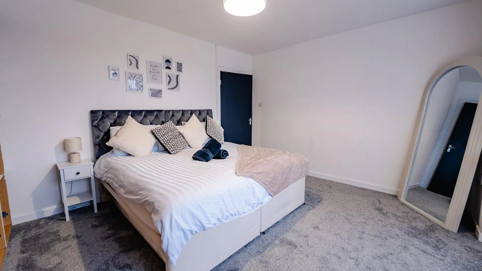 7 Beds - Spacious Apartment - Free Parking Cardiff United Kingdom